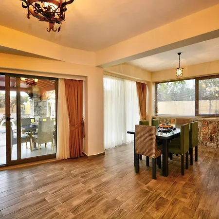 Elma Villa *